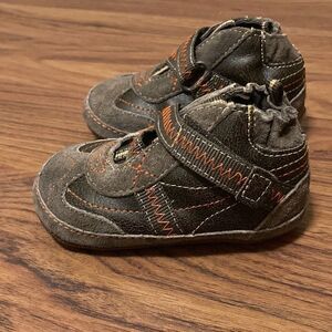 NWOT Roobeez London Mini Shoes for Babies Size 4. Brown Suede/Orange Stitching.